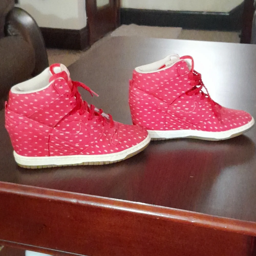 Nike hidden heel shoes. Red and white in excellent used shoes - Picture 4 of 5